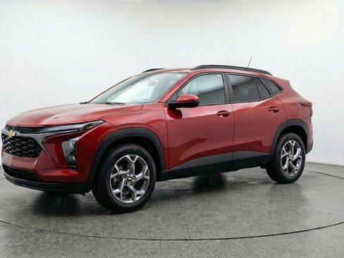 Used 2025 Chevrolet Trax LT w/ LT Convenience Package FWD image 3