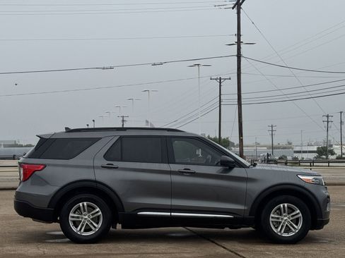 Used 2024 Ford Explorer XLT RWD image 3