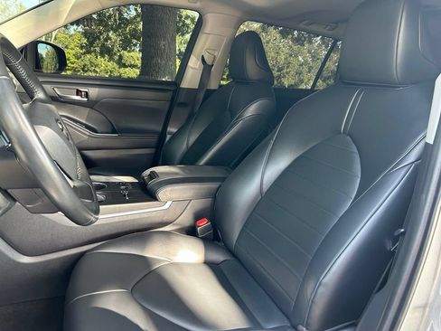 Used 2023 Toyota Highlander XLE FWD image 16