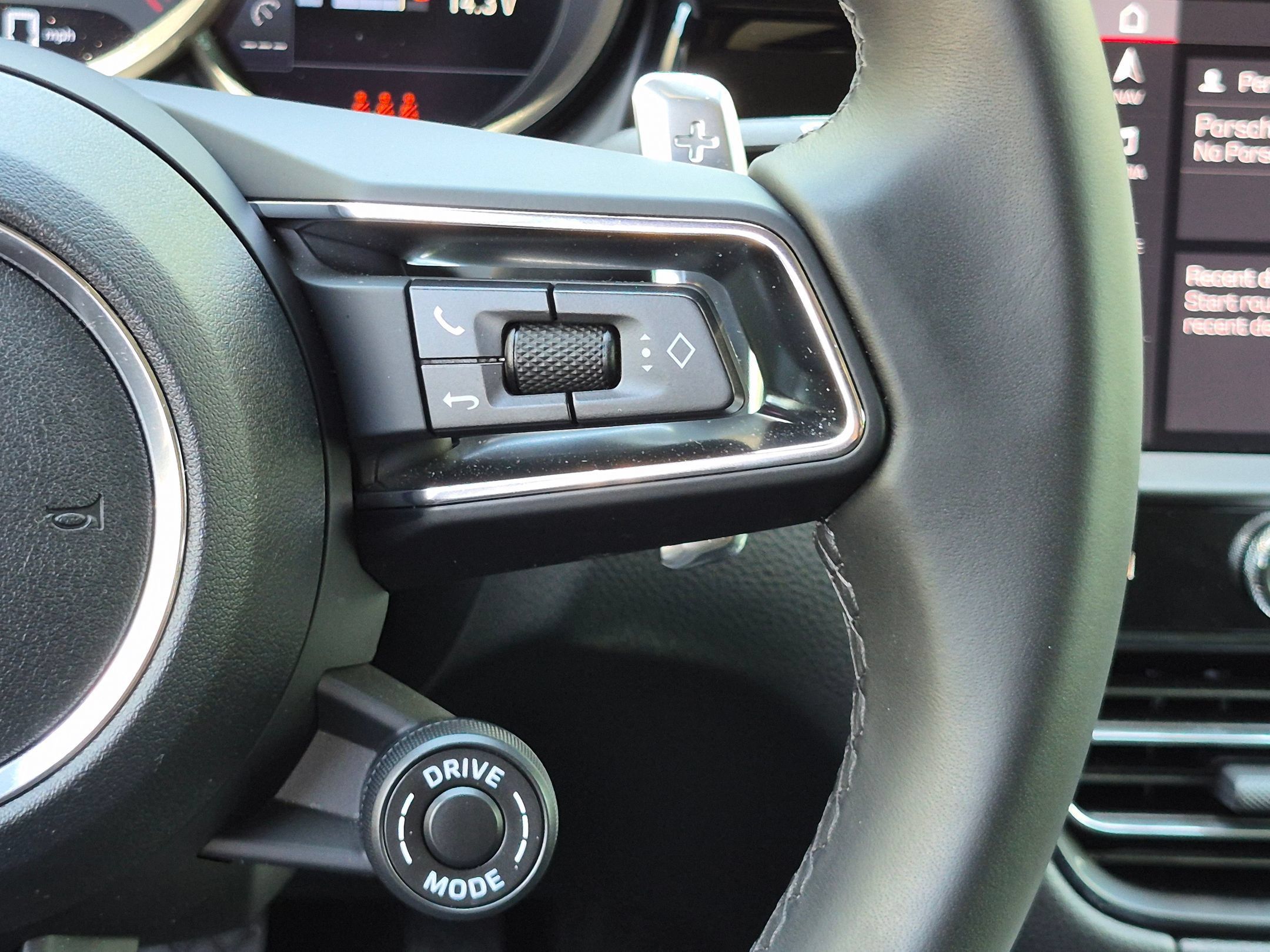 Certified 2026 Porsche Macan AWD/4WD image 10