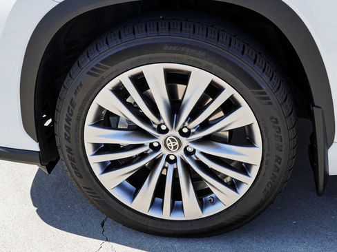 Used 2022 Toyota Highlander Platinum AWD/4WD image 12