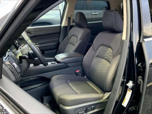 Used 2024 Nissan Pathfinder SV image 7