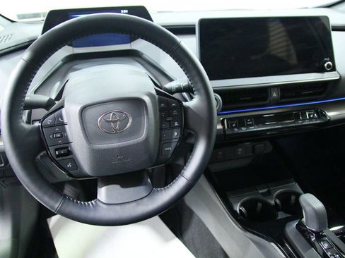 Used 2024 Toyota Prius XLE AWD/4WD image 18