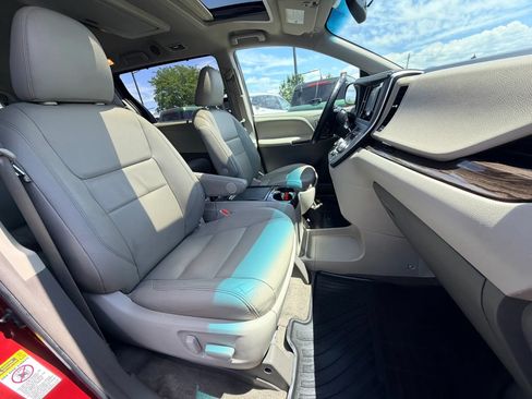 Used 2015 Toyota Sienna XLE w/ Entertainment Package FWD image 27