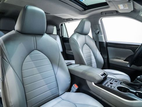 Used 2023 Toyota Highlander XLE image 15