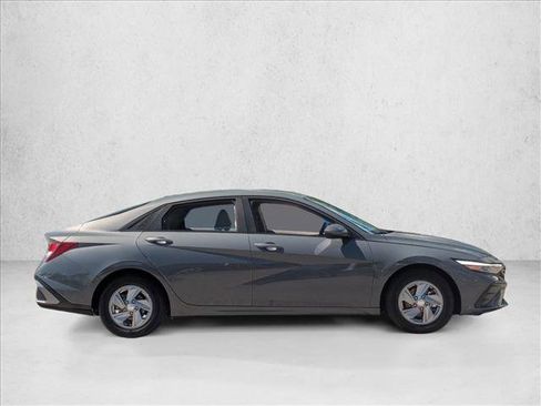 Used 2024 Hyundai Elantra SE FWD image 4