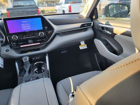 Used 2026 Toyota Highlander Limited image 18