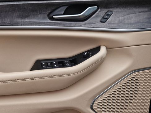 Used 2024 Jeep Grand Cherokee Limited w/ Luxury Tech Group II image 19