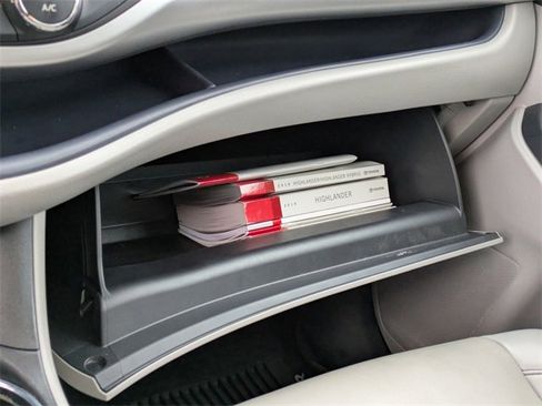 Used 2019 Toyota Highlander SE image 20