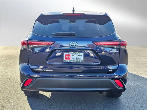 Used 2022 Toyota Highlander LE image 4