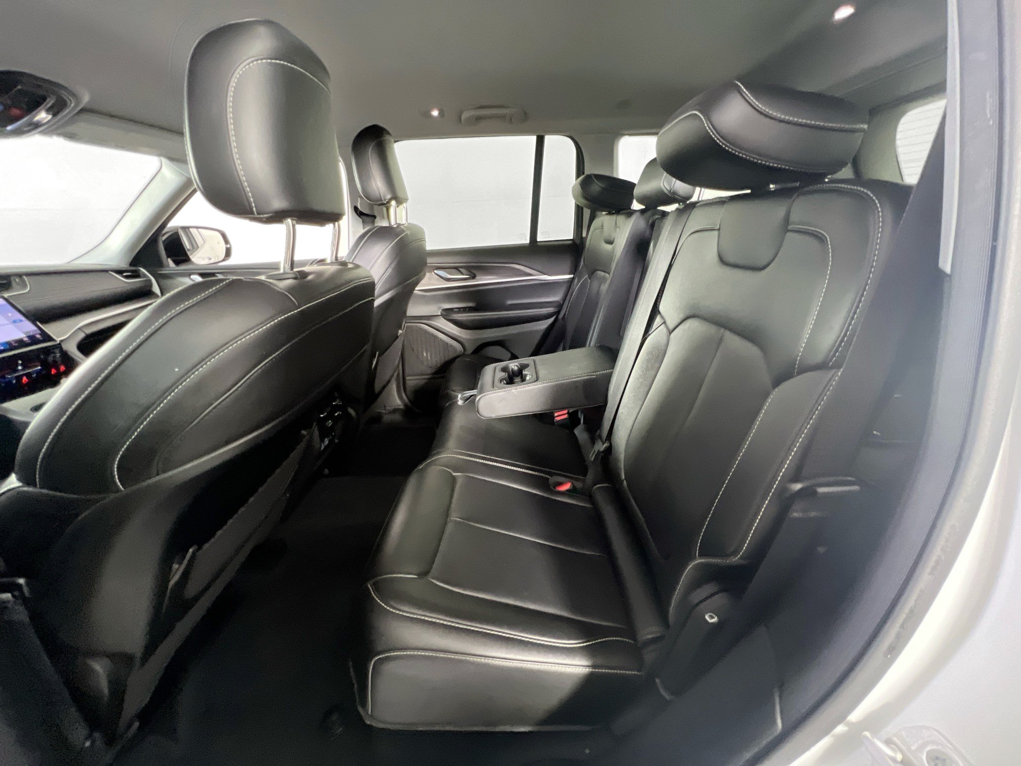Used 2023 Jeep Grand Cherokee Limited AWD/4WD image 24