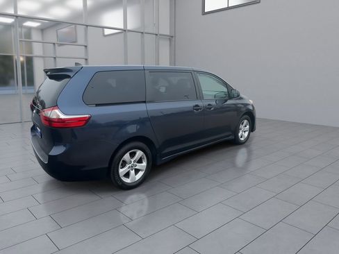 Used 2020 Toyota Sienna L image 8