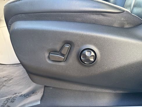 Used 2022 Chrysler Pacifica Limited w/ Uconnect Theater Family Group image 32