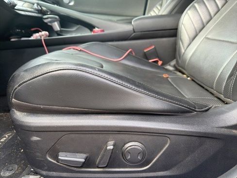 Used 2023 Hyundai Elantra Limited w/ Preferred Accessory Package image 8