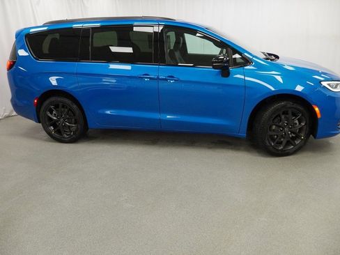 New 2026 Chrysler Pacifica Select image 9