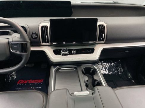 Used 2025 Ford Expedition Active AWD/4WD image 21
