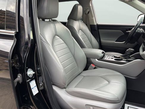 Used 2022 Toyota Highlander XLE AWD/4WD image 14