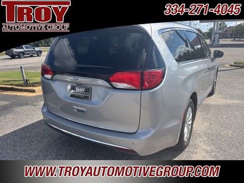 Used 2018 Chrysler Pacifica Touring-L image 6