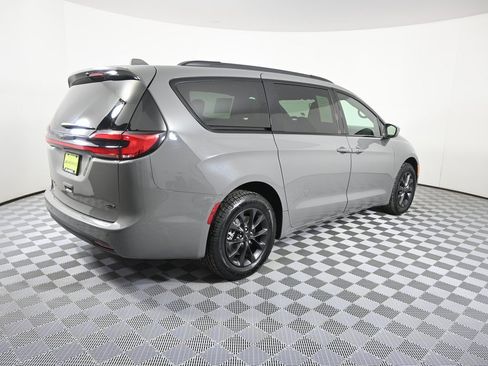 Used 2022 Chrysler Pacifica Touring-L w/ S Appearance Package image 6
