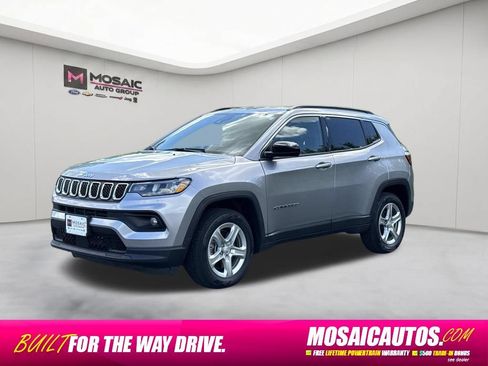 Used 2024 Jeep Compass Latitude AWD/4WD image 3