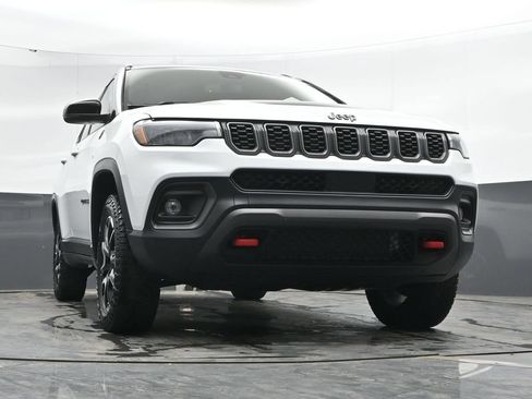 Used 2025 Jeep Compass Trailhawk AWD/4WD image 42