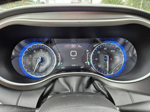 Used 2023 Chrysler Pacifica Touring-L FWD image 26