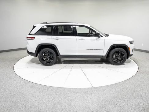 Used 2023 Jeep Grand Cherokee Limited w/ Black Appearance Package AWD/4WD image 7