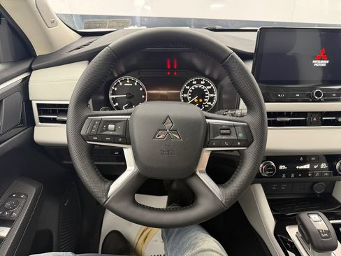 New 2026 Mitsubishi Outlander SE image 15