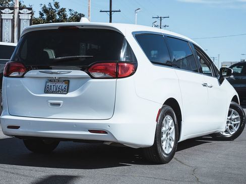 Used 2017 Chrysler Pacifica Touring image 2