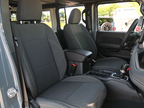 Used 2025 Jeep Wrangler Unlimited Sahara AWD/4WD image 33