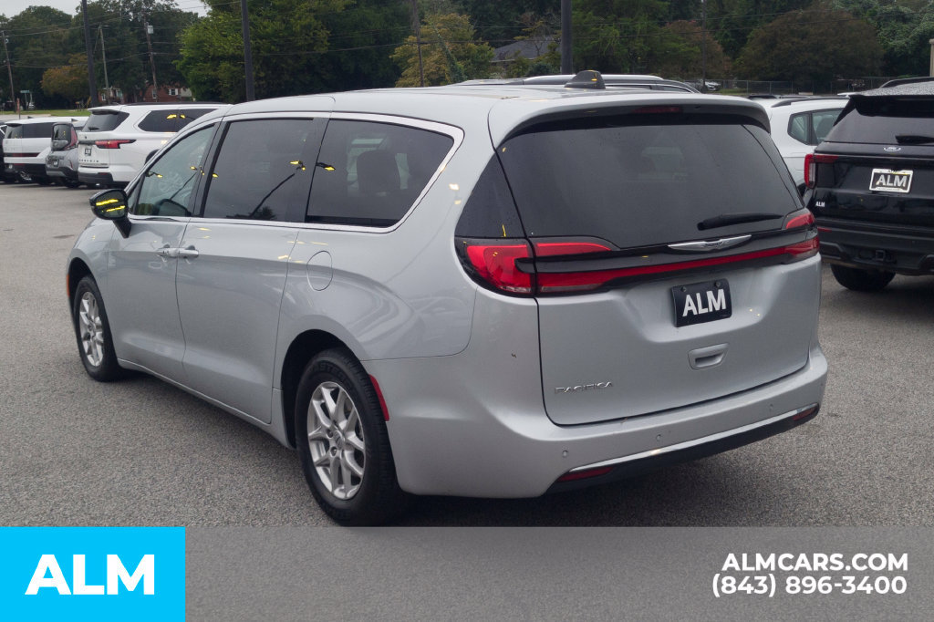 Used 2024 Chrysler Pacifica Touring-L FWD image 10