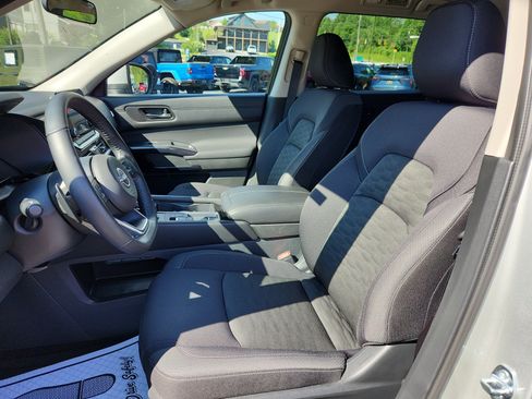 Used 2025 Nissan Pathfinder SV image 23