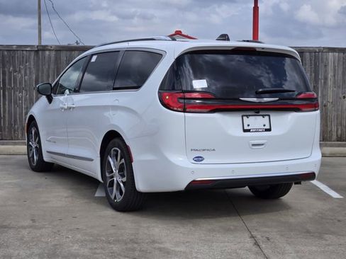 New 2026 Chrysler Pacifica Pinnacle FWD image 3