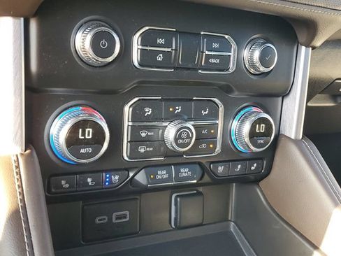 Used 2024 GMC Yukon SLT w/ SLT Luxury Package RWD image 22