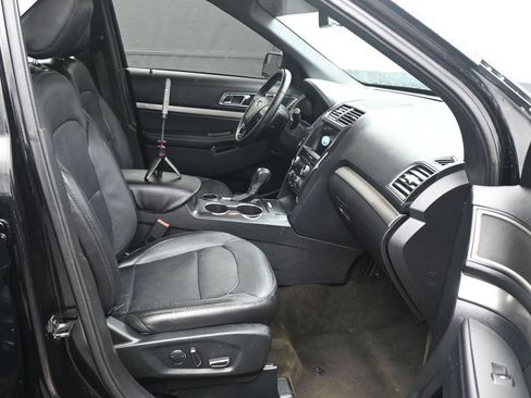 Used 2018 Ford Explorer XLT w/ Equipment Group 202A image 2