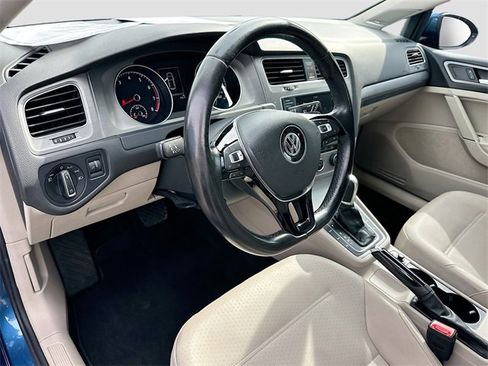 Used 2016 Volkswagen Golf SE image 9