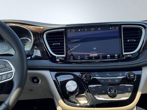 Used 2023 Chrysler Pacifica Limited image 10