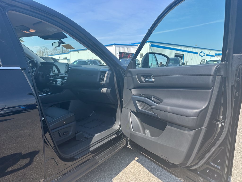 Used 2025 Nissan Pathfinder SL AWD/4WD image 20