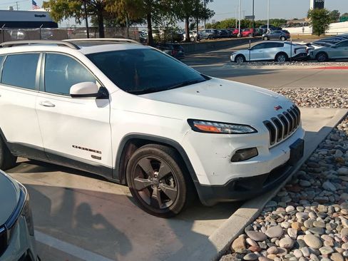 Used 2017 Jeep Cherokee Latitude w/ Comfort/Convenience Group FWD image 11