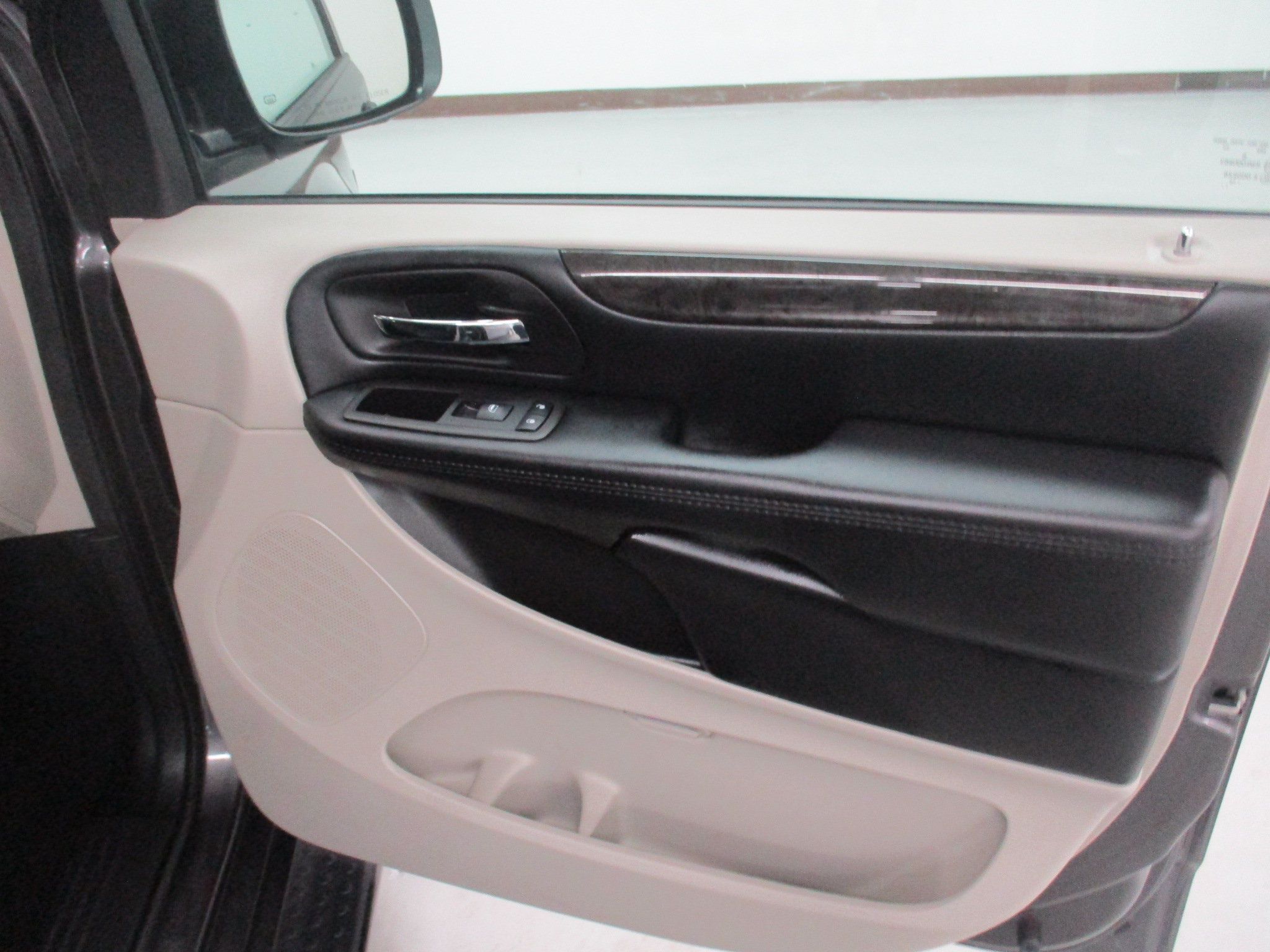 Used 2019 Dodge Grand Caravan SE w/ UConnect Hands-Free Group FWD image 12