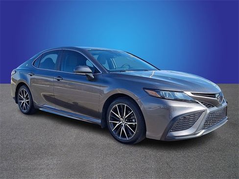 Used 2023 Toyota Camry SE image 3
