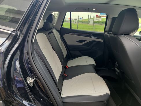 New 2025 Volkswagen Tiguan SE w/ Panoramic Sunroof Package AWD/4WD image 16