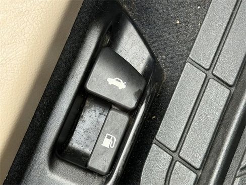 Used 2012 Toyota Camry L image 18