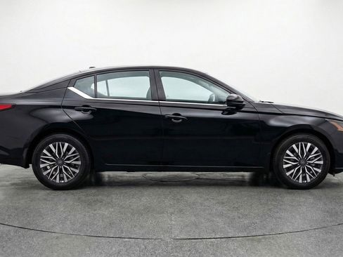 Used 2025 Nissan Altima 2.5 SV image 11