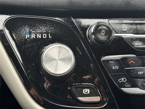 Certified 2019 Chrysler Pacifica Touring-L image 38