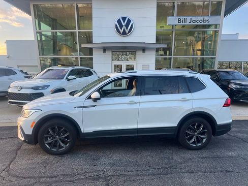 Used 2023 Volkswagen Tiguan SE w/ Panoramic Sunroof Package AWD/4WD image 3