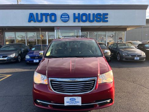 Used 2014 Chrysler Town & Country Touring-L image 2
