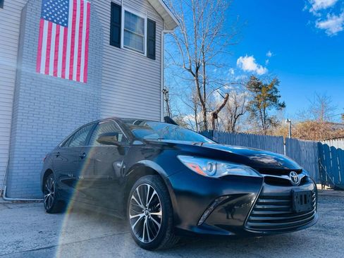 Used 2016 Toyota Camry LE image 5