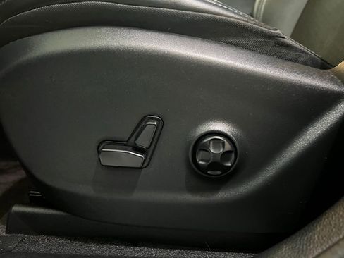 Used 2019 Jeep Cherokee Latitude Plus w/ Cold Weather Group AWD/4WD image 21