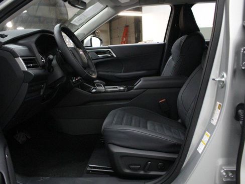New 2025 Mitsubishi Outlander SE image 6